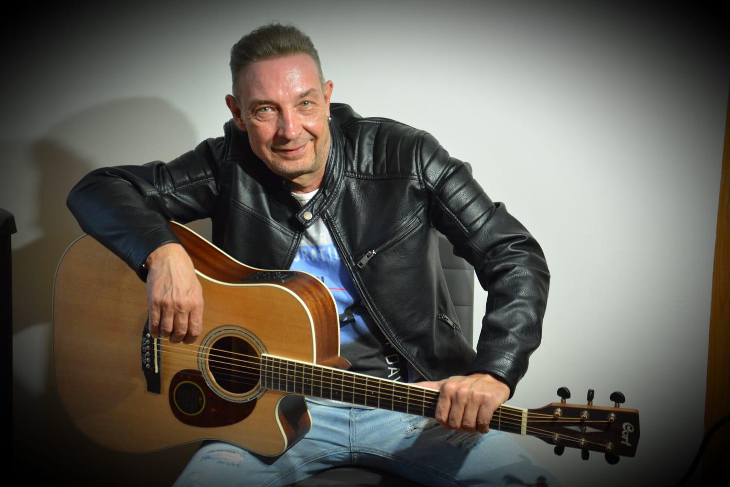 Frank Hill mit Gitarre